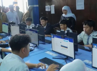 Gubernur Jatim, Khofifah Indar Parawansa meninjau pelaksanaan TKA 2026 di SMK Negeri 8 Malang