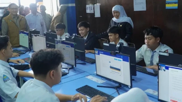 Gubernur Jatim, Khofifah Indar Parawansa meninjau pelaksanaan TKA 2026 di SMK Negeri 8 Malang
