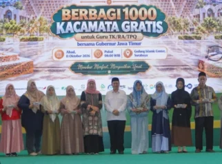 Gubernur Jatim Khofifah Indar Parawansa membagikan 1.000 kacamata gratis