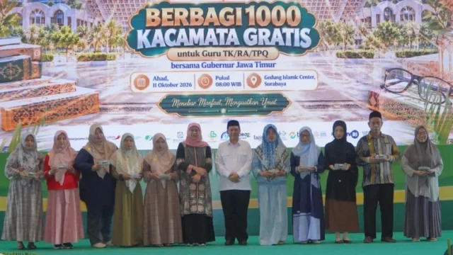 Gubernur Jatim Khofifah Indar Parawansa membagikan 1.000 kacamata gratis