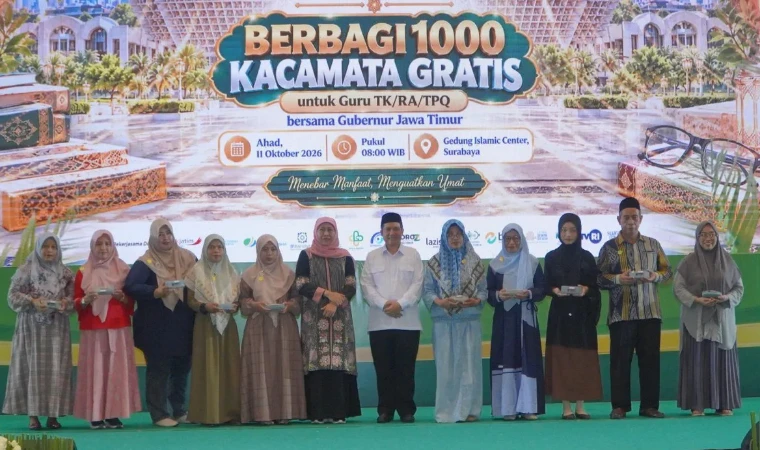 Gubernur Jatim Khofifah Indar Parawansa membagikan 1.000 kacamata gratis