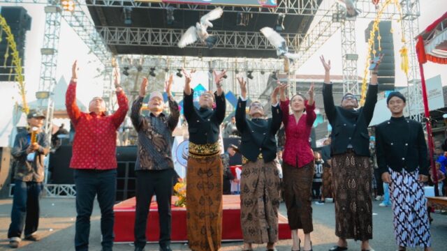 Bupati Boyolali, Agus Irawan Didampingi Ketua DPRD Boyolali, Susetya Kusuma Dwi Hartanta sat membuka agenda tahunan Pengging Fair
