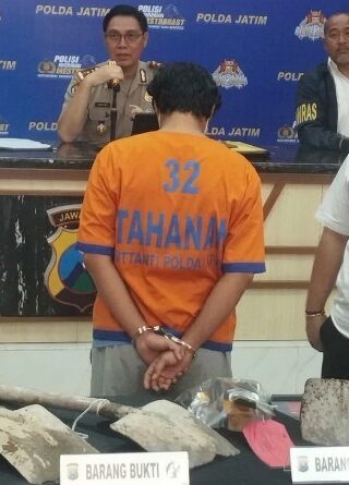 Ditreskrimum Polda Jatim, menggelar konferensi pers mengungkap dugaan kasus pembunuhan berencana
