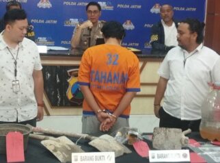 Ditreskrimum Polda Jatim, menggelar konferensi pers mengungkap dugaan kasus pembunuhan berencana
