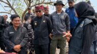 Bupati Banyuwangi, Ipuk Fiestiandani saat meninjau langsung pembersihan sampah Sungai Kalimati