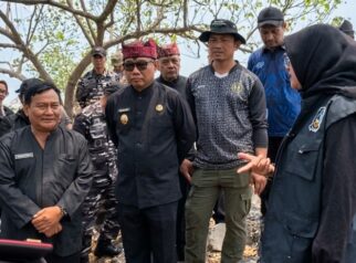 Bupati Banyuwangi, Ipuk Fiestiandani saat meninjau langsung pembersihan sampah Sungai Kalimati