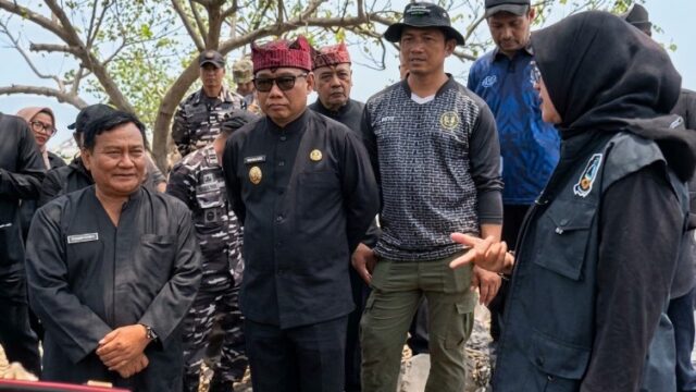 Bupati Banyuwangi, Ipuk Fiestiandani saat meninjau langsung pembersihan sampah Sungai Kalimati