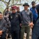 Bupati Banyuwangi, Ipuk Fiestiandani saat meninjau langsung pembersihan sampah Sungai Kalimati