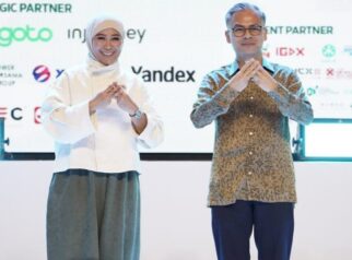 Menkomdigi RI Meutya Hafid bersama Menteri Komunikasi Malaysia Fahmi Fadzil