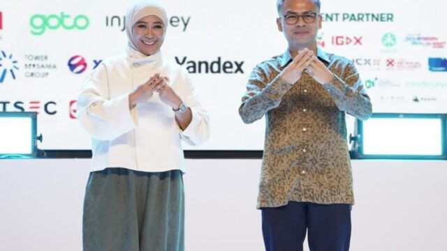 Menkomdigi RI Meutya Hafid bersama Menteri Komunikasi Malaysia Fahmi Fadzil