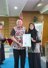Pemkot Jakut Bersama Baznas Salurkan Bantuan Pemutihan 683 Ijazah