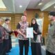 Wali Kota Jakarta Utara, Hendra Hidayat secara simbolis menyerahkan bantuan pemutihan ijazah