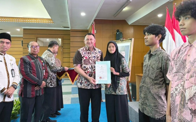Wali Kota Jakarta Utara, Hendra Hidayat secara simbolis menyerahkan bantuan pemutihan ijazah