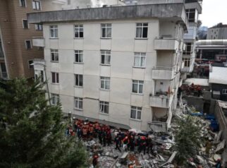 Bangunan Tujuh Lantai di Istanbul Runtuh
