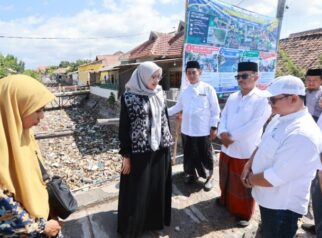 Bupati Ipuk saat meninjau kawasan Sungai Kalimati