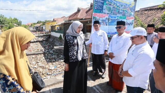 Bupati Ipuk saat meninjau kawasan Sungai Kalimati