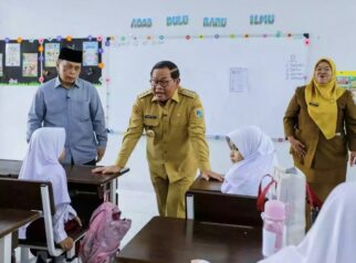 Gubernur DKI Jakarta, Pramono Anung meninjau gedung baru hasil rehabilitasi total SDN Pekayon 05 dan SMPN 91 Jakarta