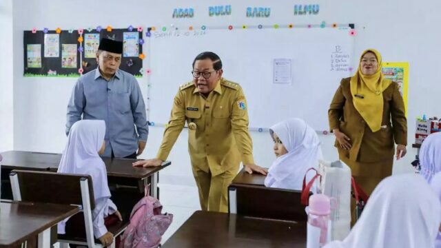 Gubernur DKI Jakarta, Pramono Anung meninjau gedung baru hasil rehabilitasi total SDN Pekayon 05 dan SMPN 91 Jakarta