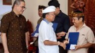 Gubernur Bali, I Wayan Koster menyerahkan secara simbolis bantuan CSR