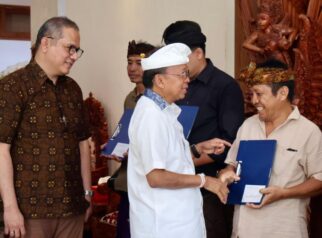 Gubernur Bali, I Wayan Koster menyerahkan secara simbolis bantuan CSR