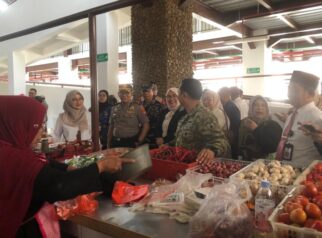 Bupati Banyuwangi, Ipuk Fiestiandani saat berbelanja ke salah satu pedagang
