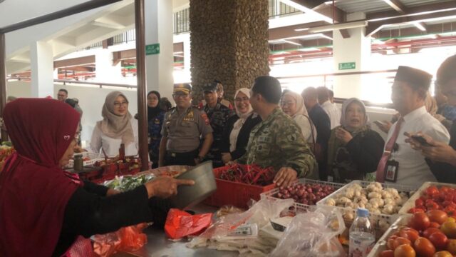 Bupati Banyuwangi, Ipuk Fiestiandani saat berbelanja ke salah satu pedagang