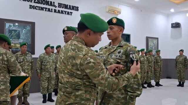Dandim 0825/Banyuwangi Letkol Arm Tryadi Indrawijaya memimpin upacara Korps Raport Kenaikan Pangkat Bintara dan Tamtama