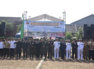 Foto bersama seusai upacara peringatan HUT ke-81 TNI