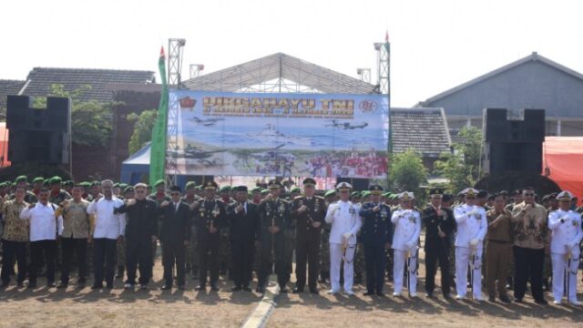 Foto bersama seusai upacara peringatan HUT ke-81 TNI