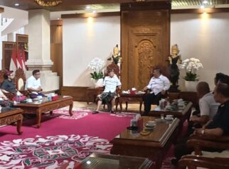 Gubernur Bali, I Wayan Koster saat menerima audiensi Sekretaris Kemenko Kumham Imipas R. Andika Dwi Prasetya