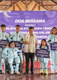 Gubernur Jateng, Ahmad Luthfi saat melepas keberangkatan atlet, pelatih, dan ofisial