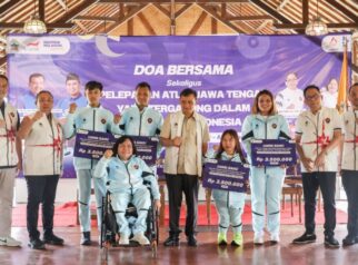 Gubernur Jateng, Ahmad Luthfi saat melepas keberangkatan atlet, pelatih, dan ofisial