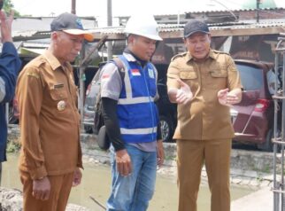 Bupati Sidoarjo, H. Subandi melakukan sidak terhadap progres pembangunan betonisasi ruas Jalan Gedangan-Betro