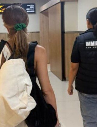 Petugas Imigrasi Ngurah Rai mengawal WNA yang hendak di deportasi