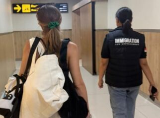 Petugas Imigrasi Ngurah Rai mengawal WNA yang hendak di deportasi