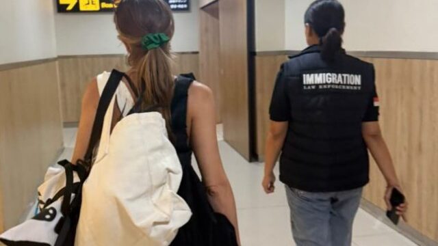 Petugas Imigrasi Ngurah Rai mengawal WNA yang hendak di deportasi