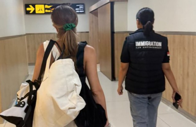 Petugas Imigrasi Ngurah Rai mengawal WNA yang hendak di deportasi