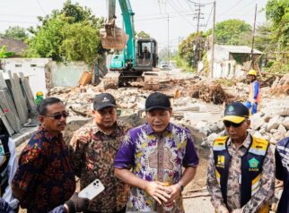 Bupati Sidoarjo, H. Subandi meninjau progres pembangunan frontage road Buduran