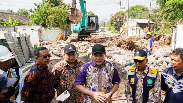 Bupati Sidoarjo, H. Subandi meninjau progres pembangunan frontage road Buduran