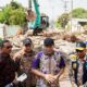 Bupati Sidoarjo, H. Subandi meninjau progres pembangunan frontage road Buduran
