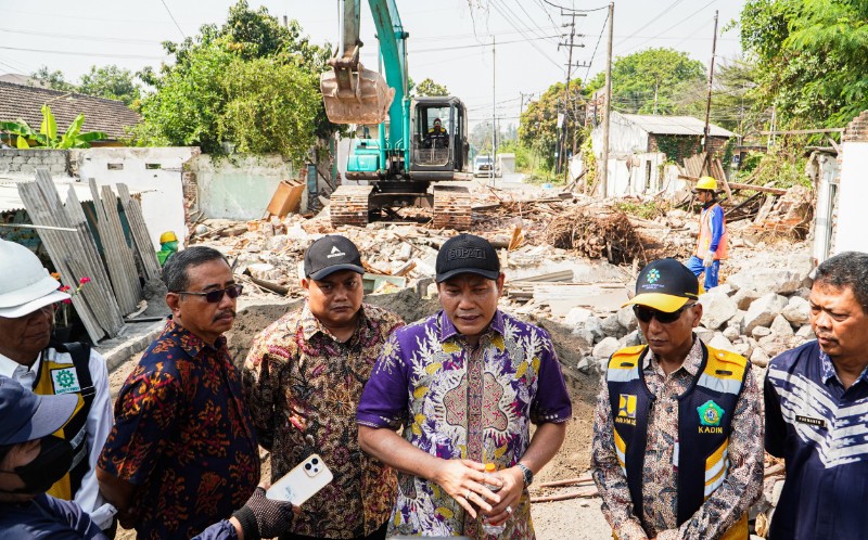 Bupati Sidoarjo, H. Subandi meninjau progres pembangunan frontage road Buduran