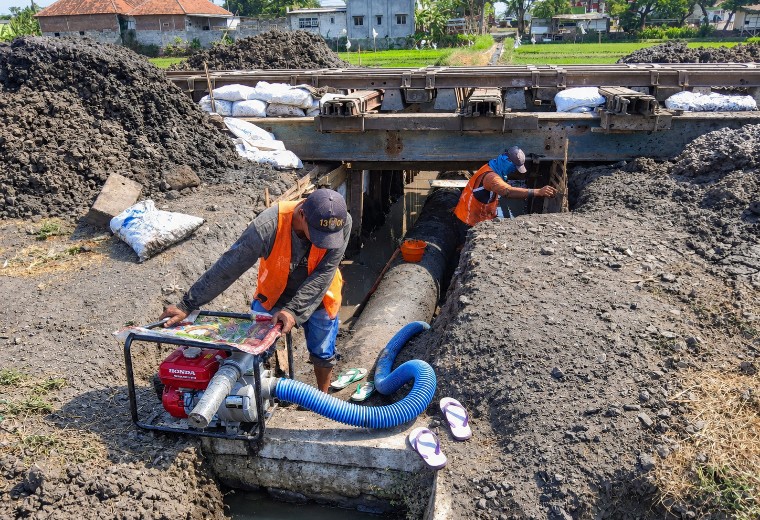 KAI Daop 9 Jember, hadapi musim hujan dengan meningkatkan infrastruktur drainase di dua titik jalur