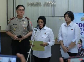 Dirres PPA dan PPO Polda Jatim, Kombes Pol Ganis Setyaningrum didampingi Kabid Humas Polda Jatim, Kombes Pol Jules Abraham Abast