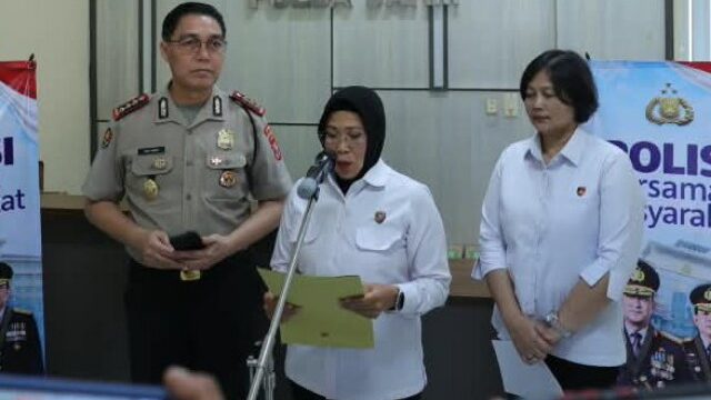 Dirres PPA dan PPO Polda Jatim, Kombes Pol Ganis Setyaningrum didampingi Kabid Humas Polda Jatim, Kombes Pol Jules Abraham Abast