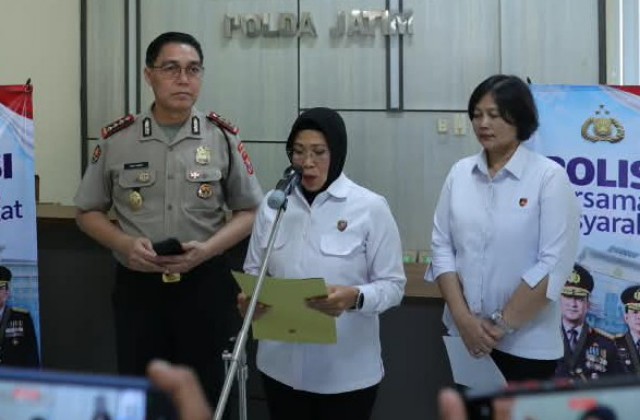 Dirres PPA dan PPO Polda Jatim, Kombes Pol Ganis Setyaningrum didampingi Kabid Humas Polda Jatim, Kombes Pol Jules Abraham Abast