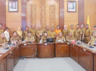 Bupati Sidoarjo, H. Subandi saat menggelar audiensi bersama seluruh kepala desa se-Kecamatan Wonoayu