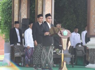 Ketua DPRD Kabupaten Sidoarjo, H. Abdillah Nasih memimpin upacara