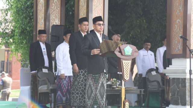 Ketua DPRD Kabupaten Sidoarjo, H. Abdillah Nasih memimpin upacara