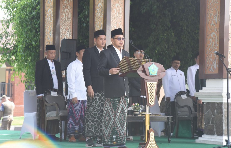 Ketua DPRD Kabupaten Sidoarjo, H. Abdillah Nasih memimpin upacara