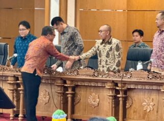 Wagub Bali, I Nyoman Giri Prasta (kiri) saat menghadiri Rapat Paripurna DPRD Provinsi Bali